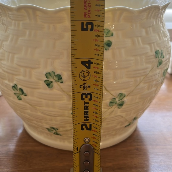 Belleek Shamrock Kylemore Planter - Picture 6 of 6